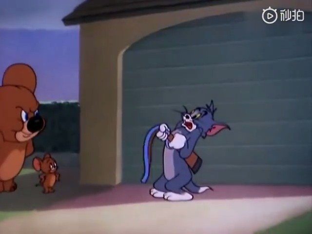 杰瑞告诉小象一个好办法,给小象化了一个妆变成一个巨大的老鼠