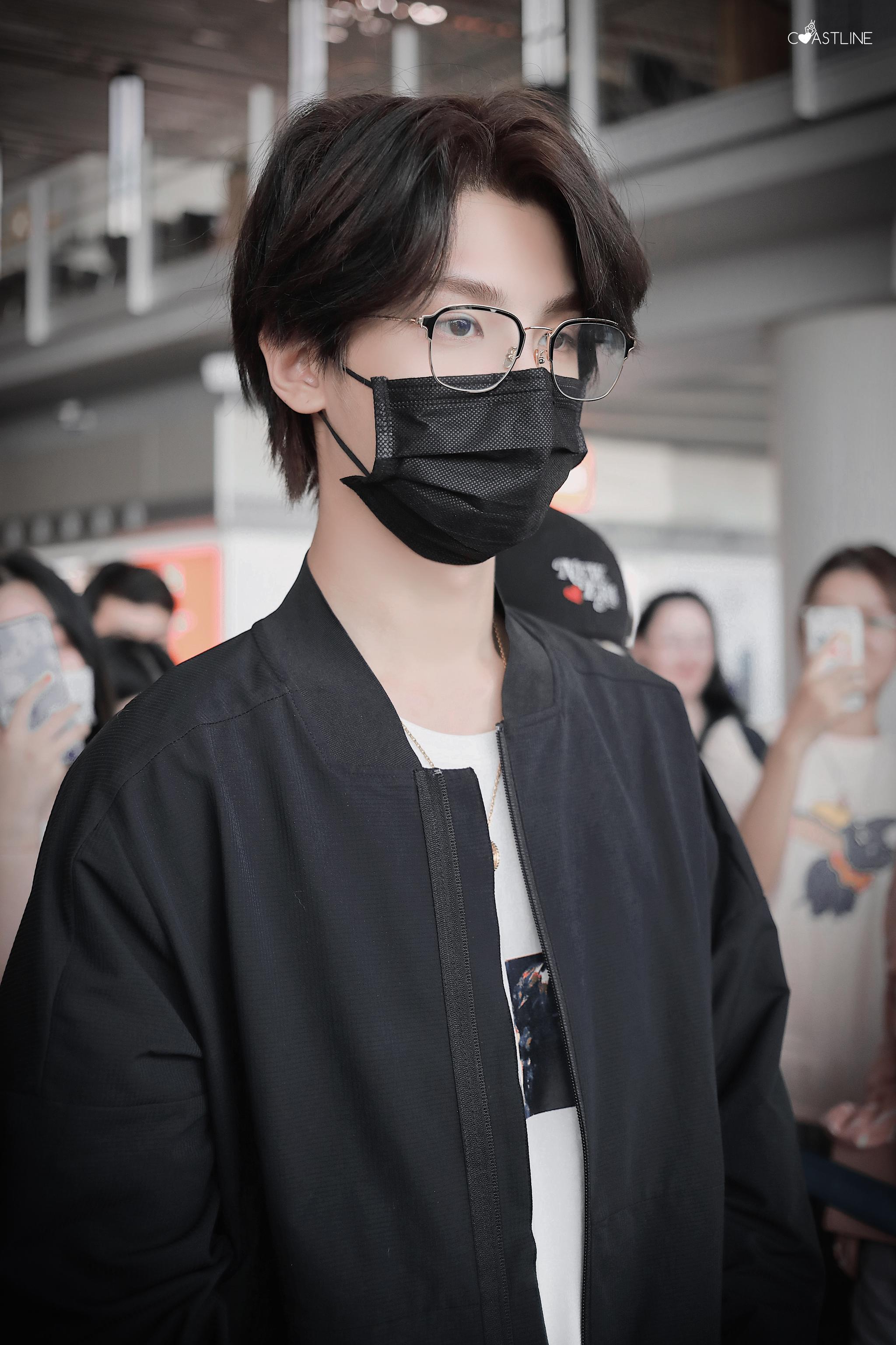 justin眼镜 justin黄明昊上海机场出发今日份一身酷黑look 眼镜的昊
