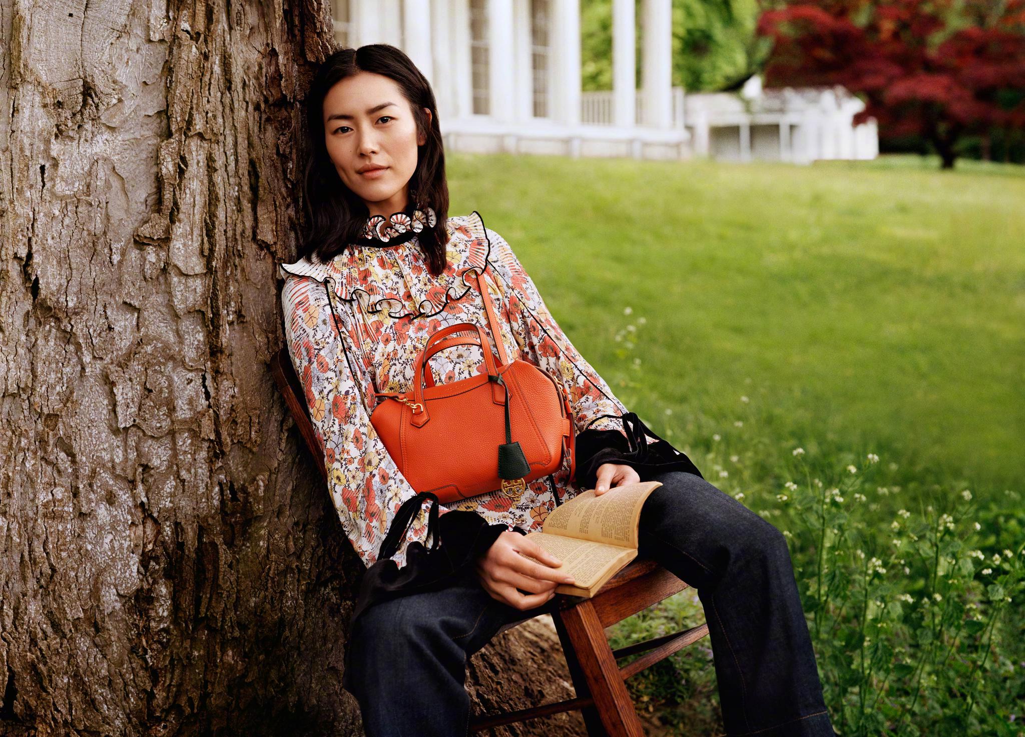 再度出镜代言toryburch2019秋冬系列全球形象大片.惬意随性