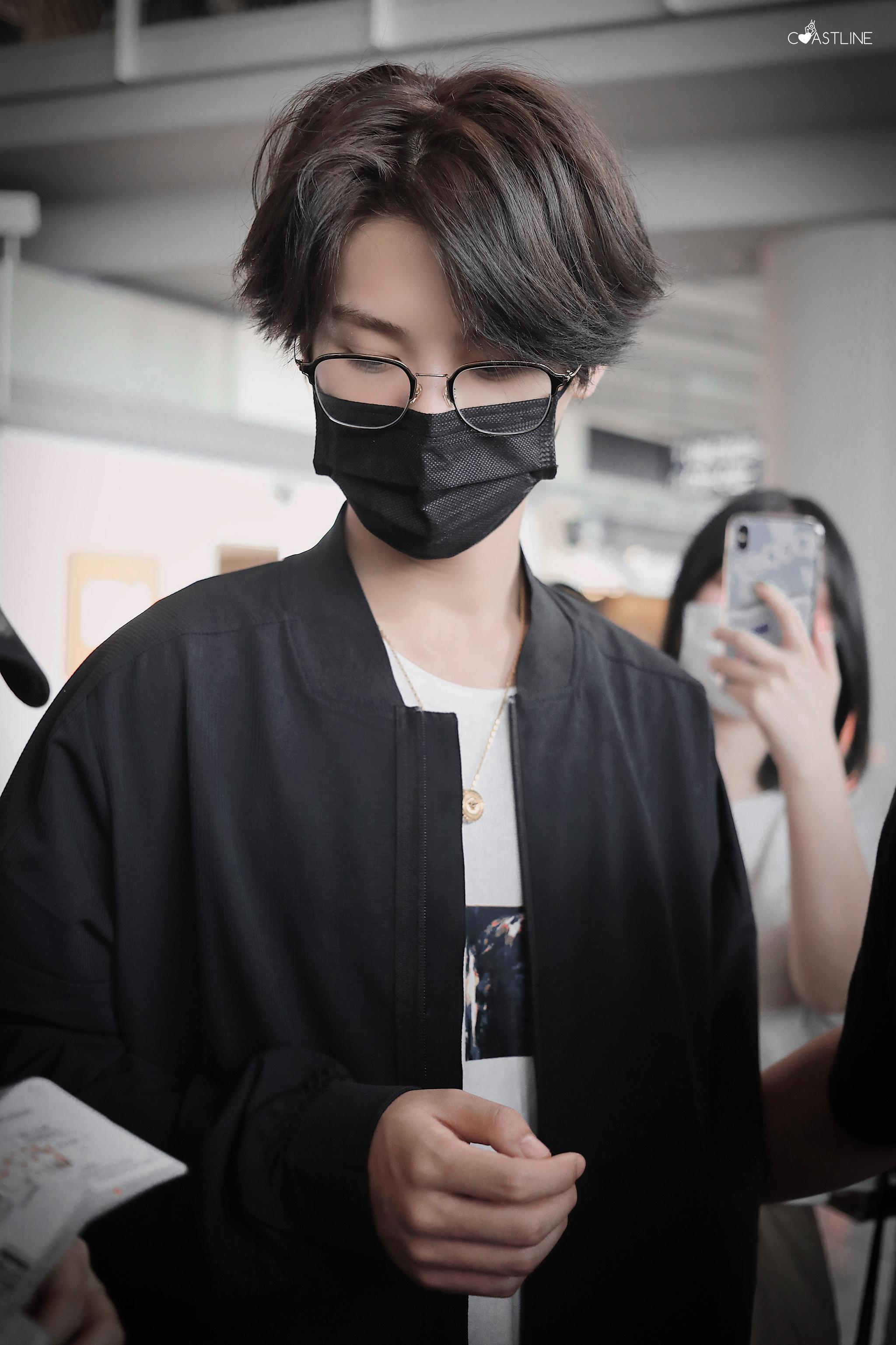 justin眼镜 justin黄明昊上海机场出发今日份一身酷黑look 眼镜的昊