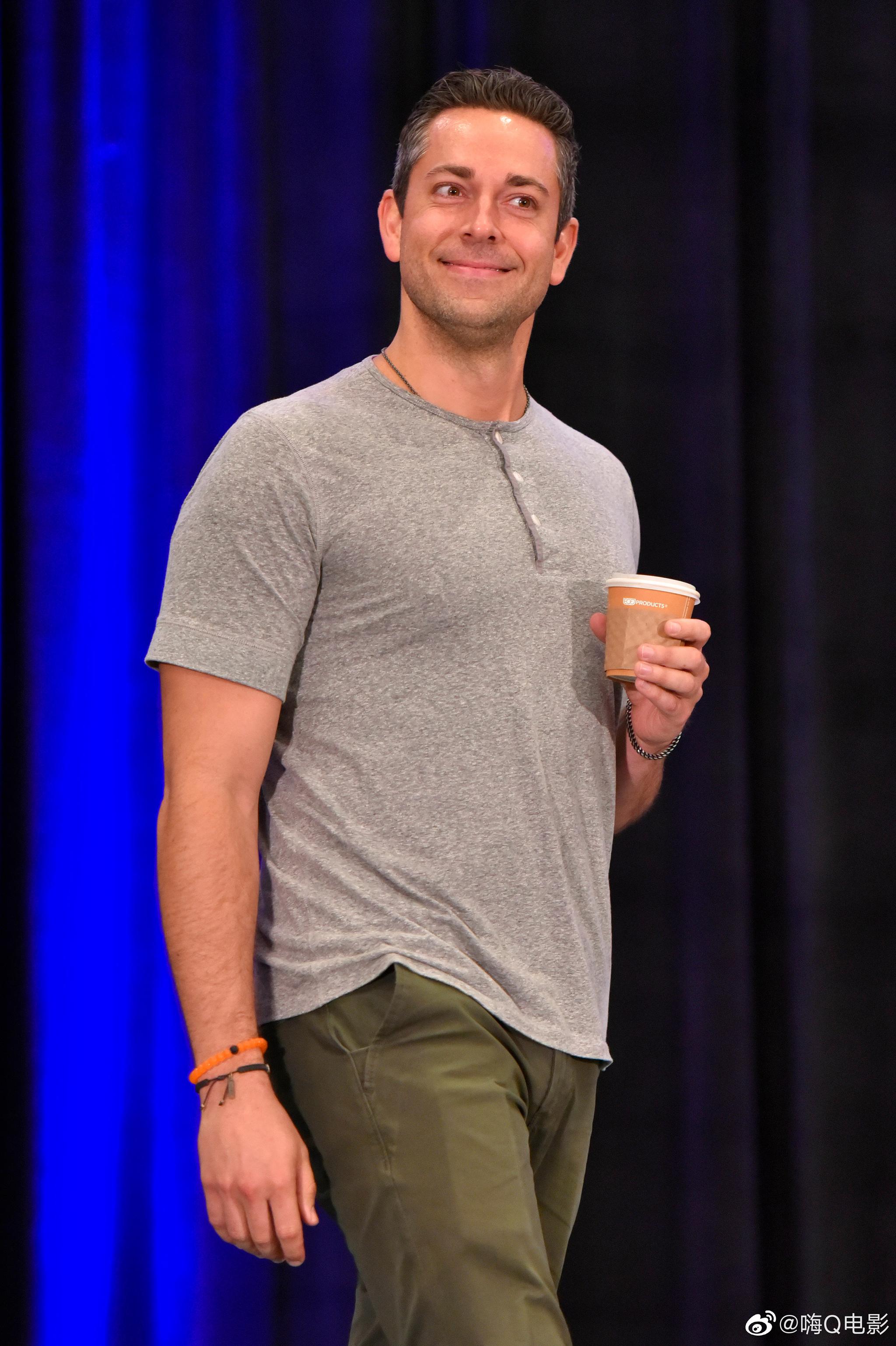 扎克瑞·莱维8月23日出席漫展|扎克瑞·莱维|漫展_新浪新闻