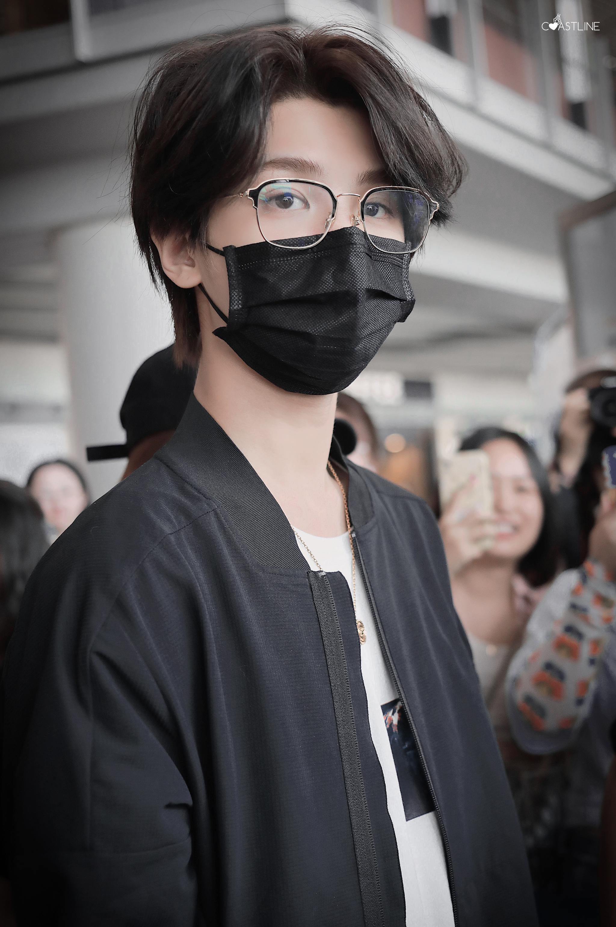 justin眼镜 justin黄明昊上海机场出发今日份一身酷黑look 眼镜的昊