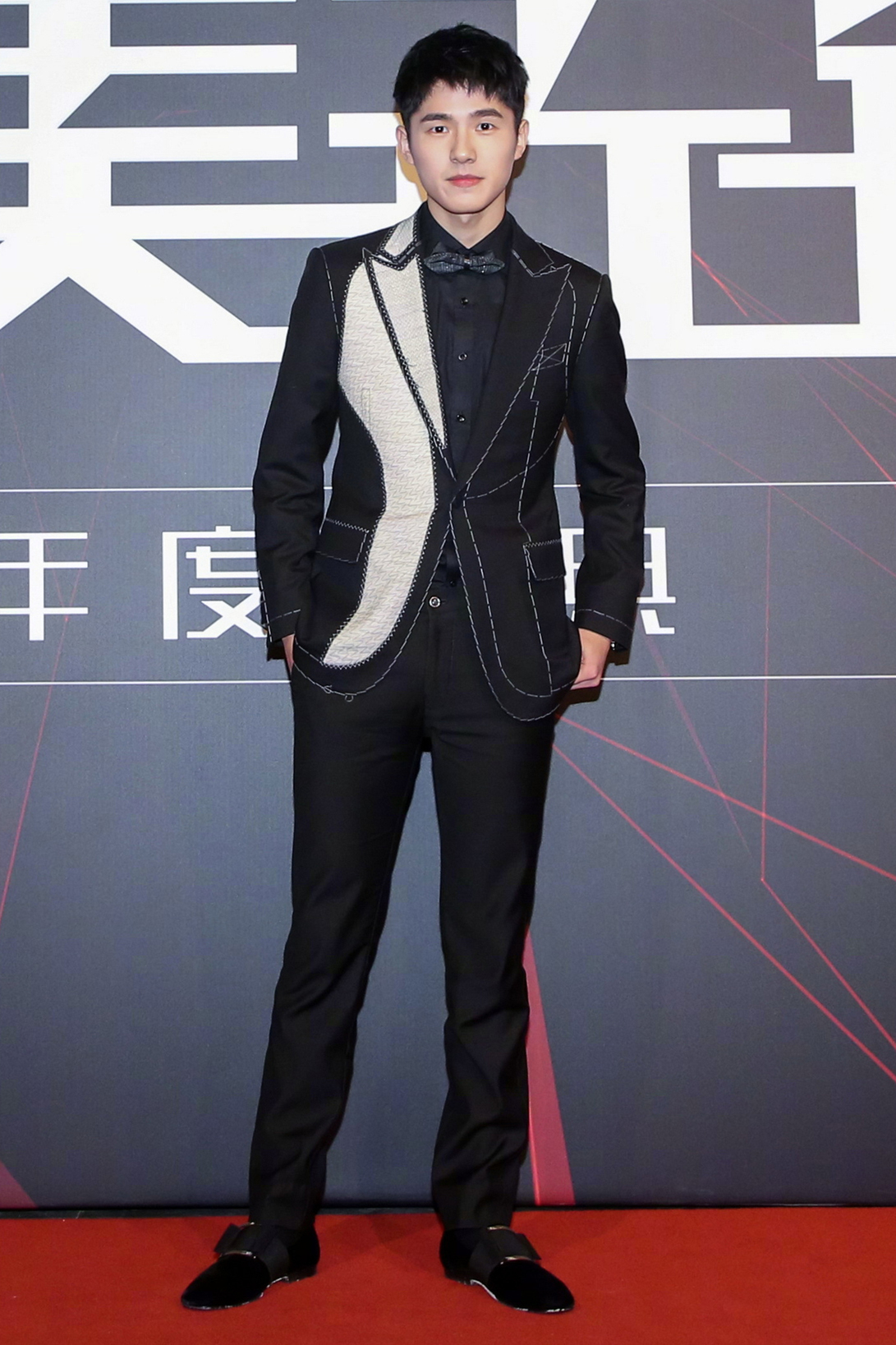 刘昊然西装衬衫风度翩翩,钟汉良穿高领反而休闲