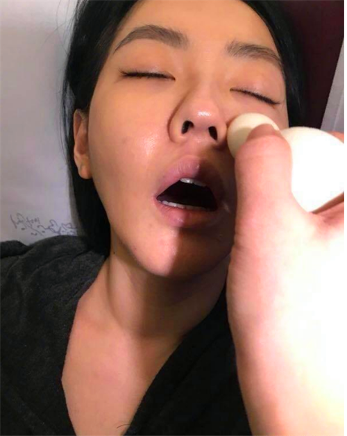 王菲坐飞机睡觉被拍,明星睡姿花样众多,有的不顾形象有的超可爱