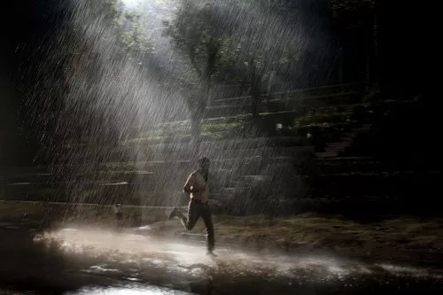 雨中前行如何最大程度减少淋雨?掌握一点,下次不再淋成落汤鸡|雨中|落汤鸡|雨滴_新浪新闻