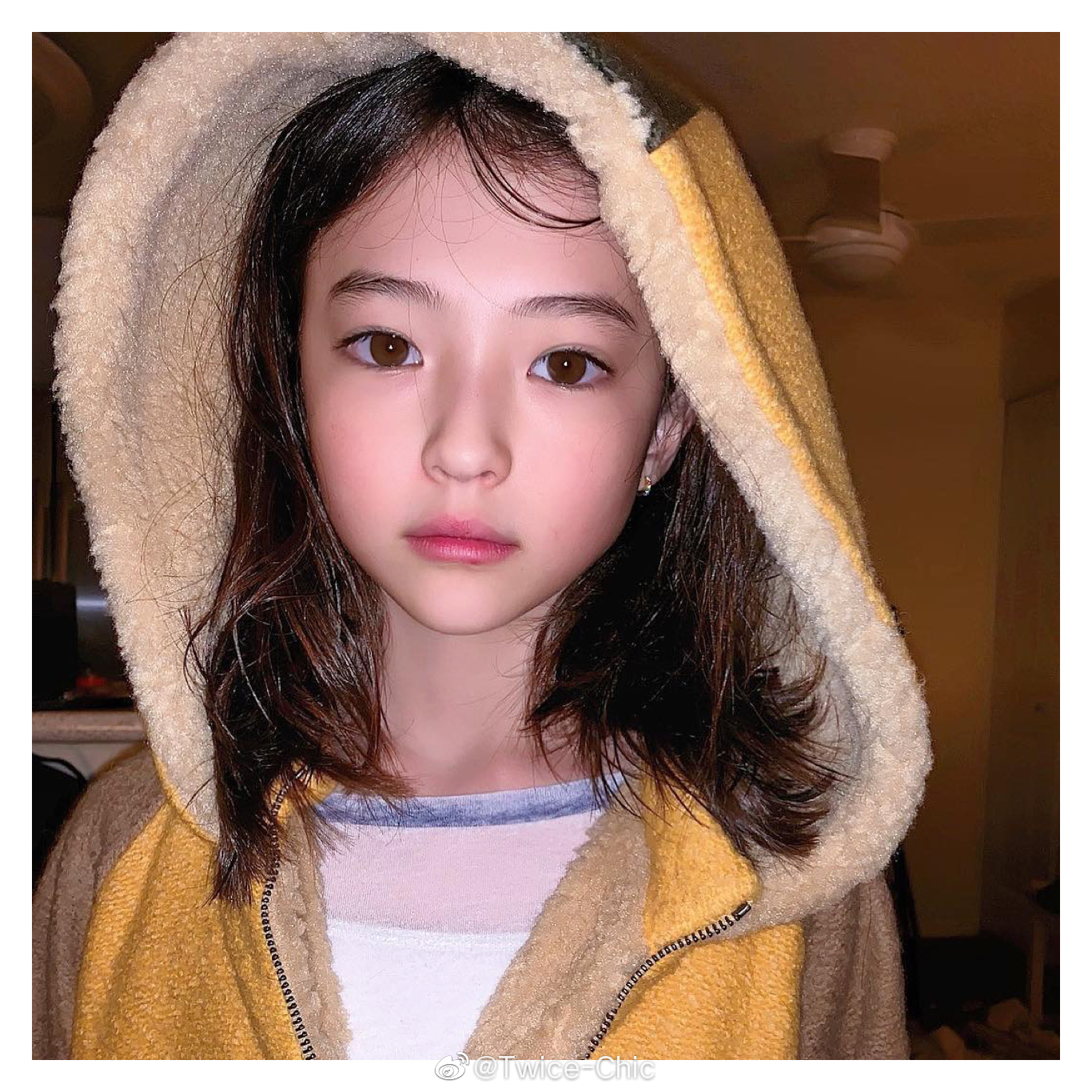 11岁德韩混血儿ella gross,今日在社交平台分享了自己的全家福