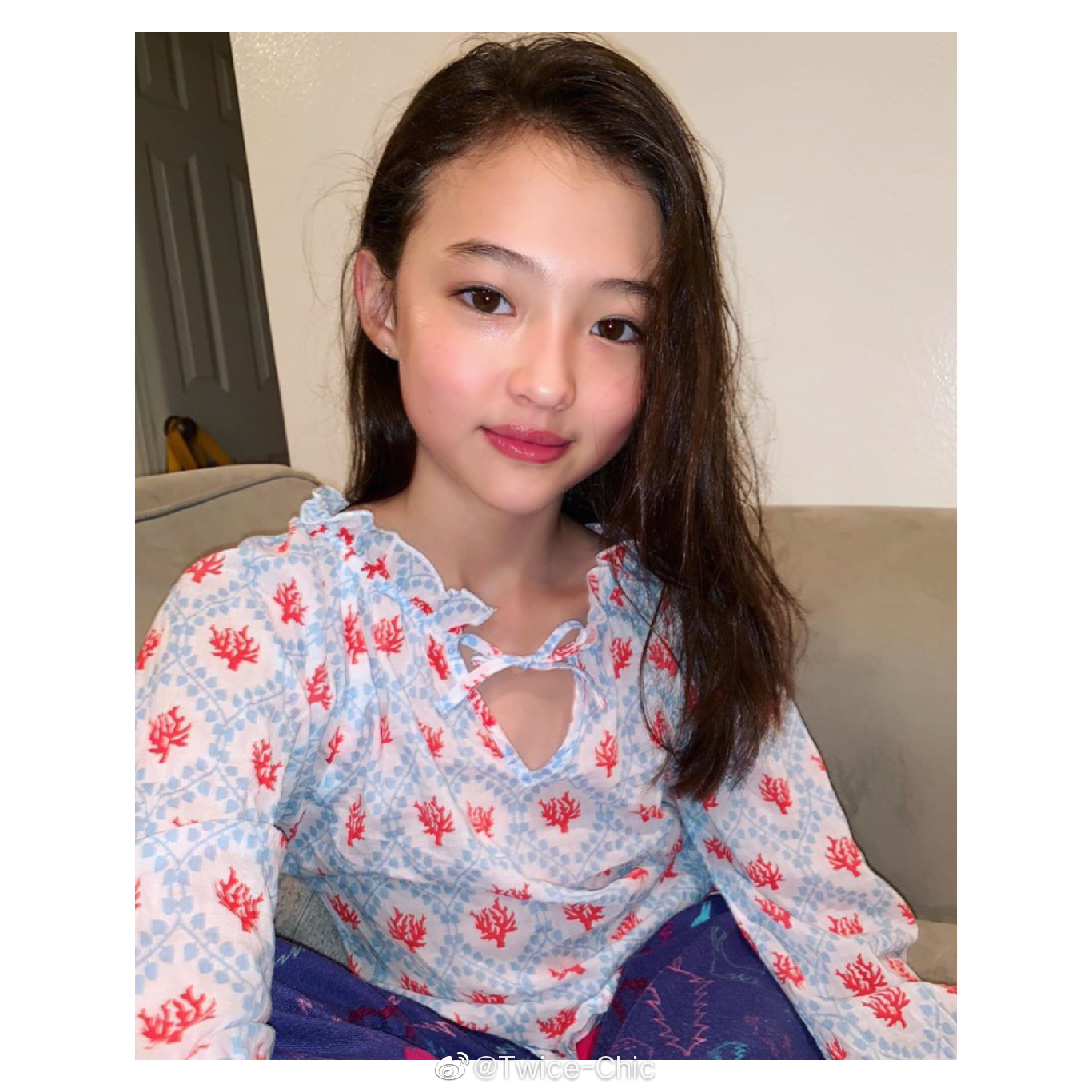 11岁德韩混血儿ellagross今日在社交平台分享了自己的全家福