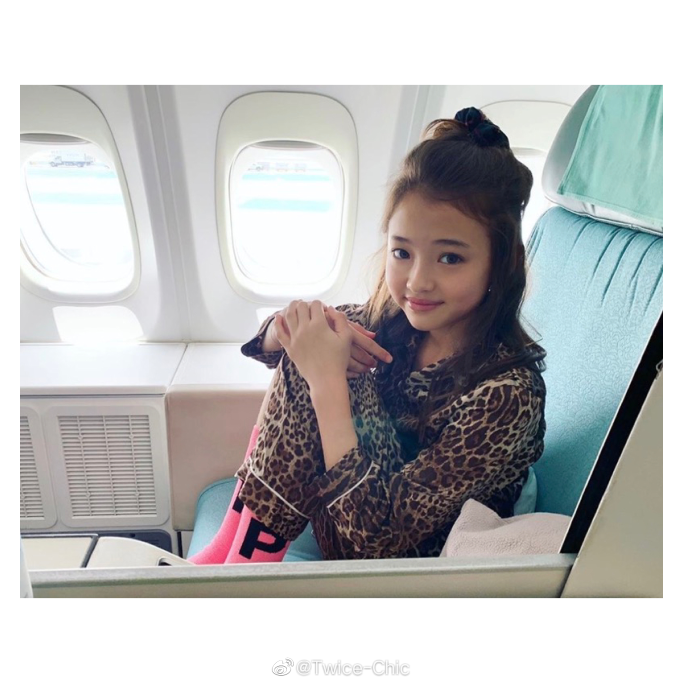 11岁德韩混血儿ella gross,今日在社交平台分享了自己的全家福