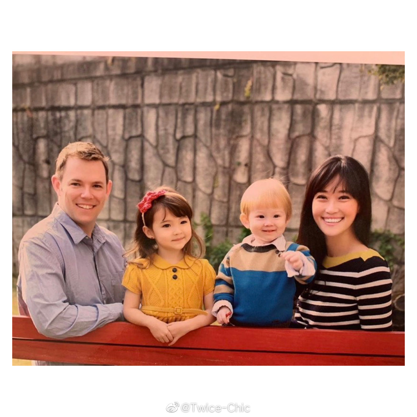 11岁德韩混血儿ella gross,今日在社交平台分享了自己的全家福