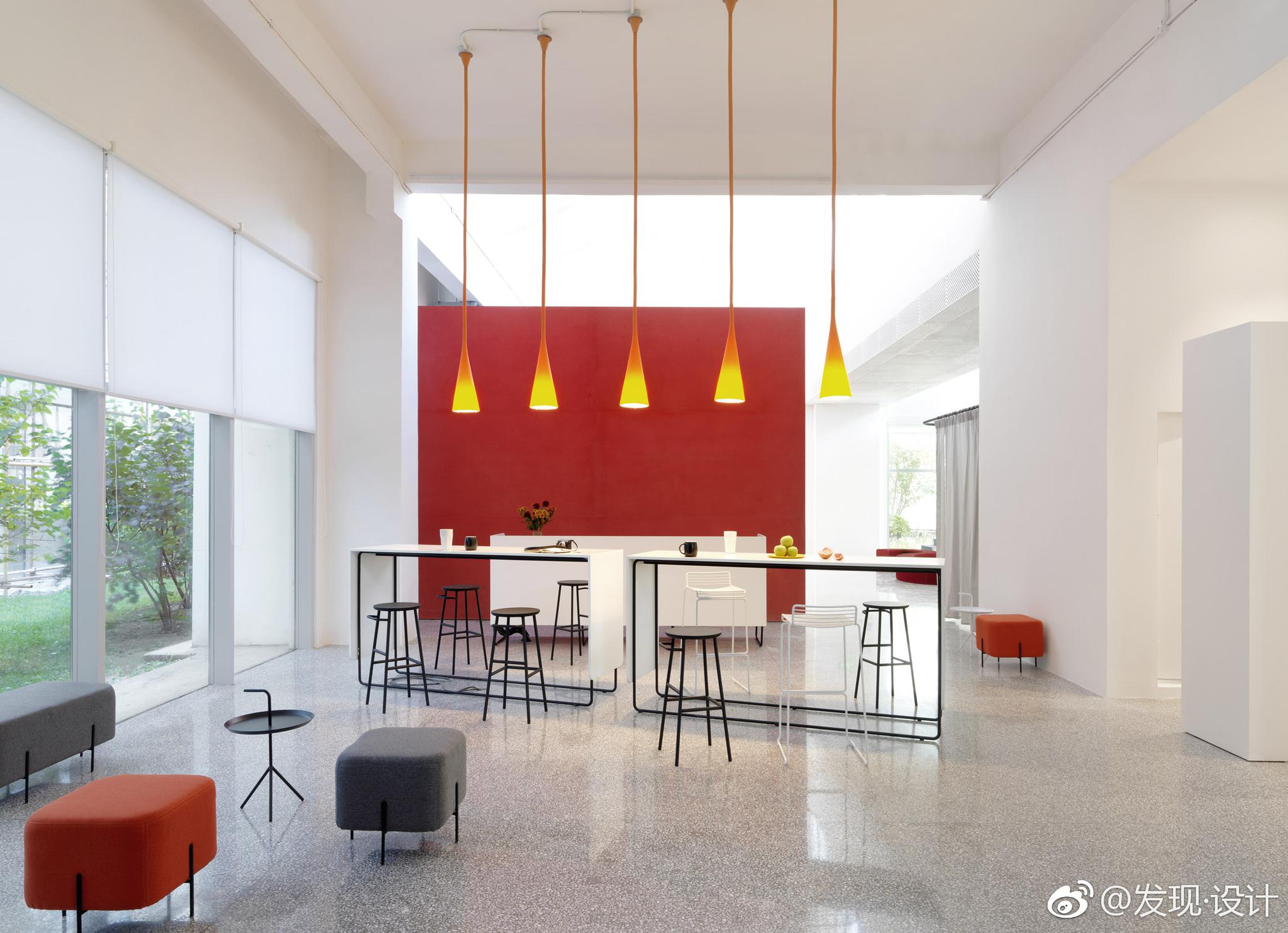 大胆的红色和黄色家具打破了中国办公室传统内饰的理念