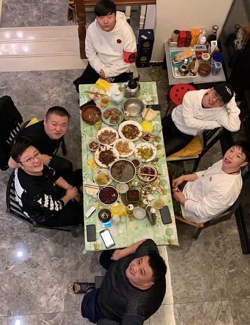 郭麒麟晒德云社聚会照,谁注意到桌子上的酒?网友:怪不得趴马桶