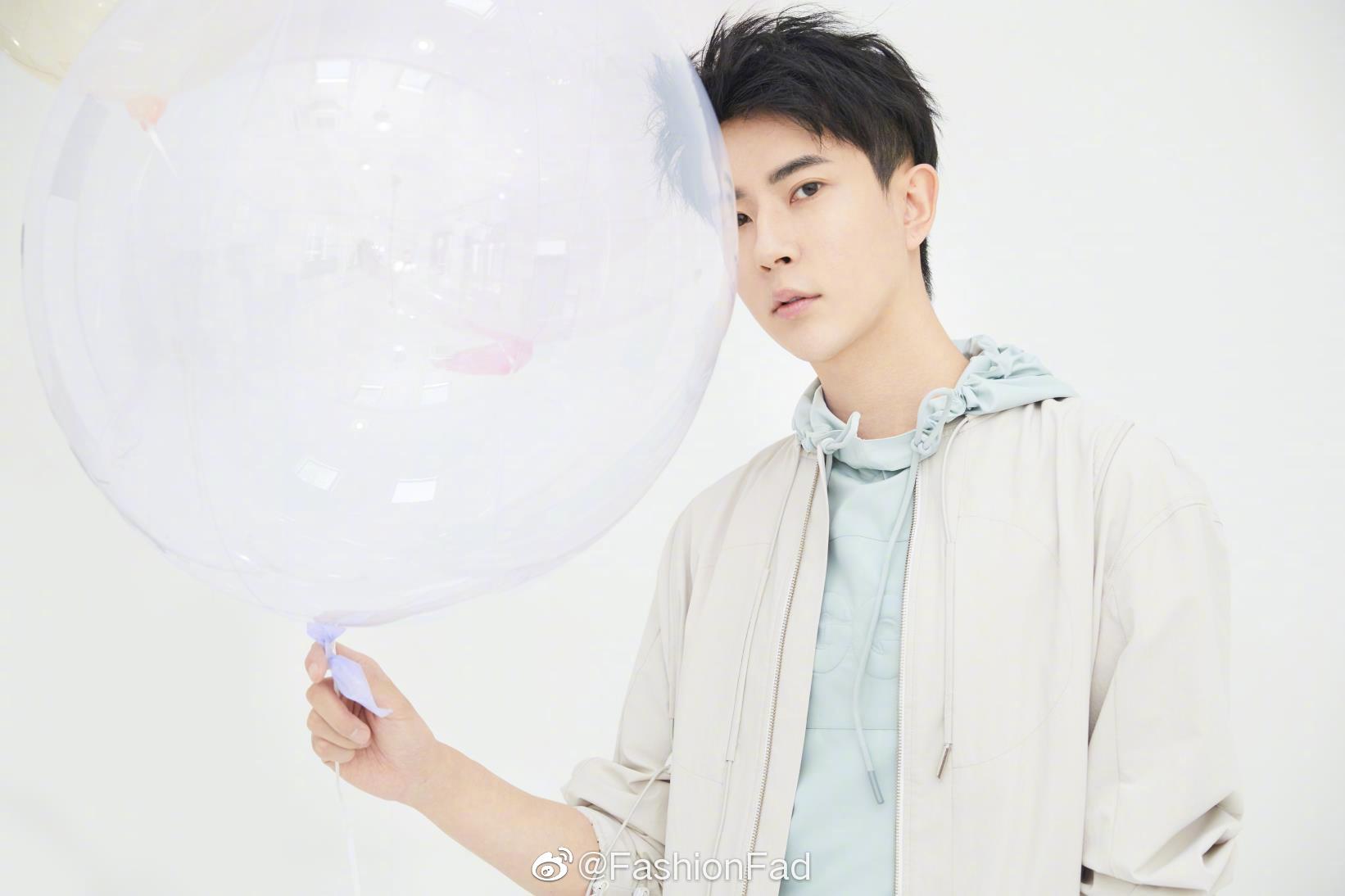 于朦胧 最新造型,渐变的薄荷色系,清爽有型,行走的衣服架子