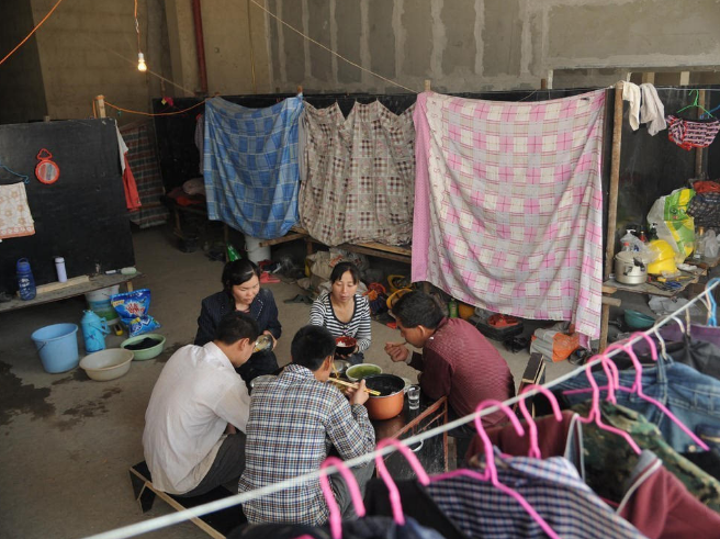 农民工夫妻进城混住工地宿舍明知不方便为什么不去租房