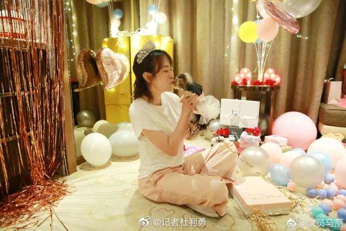 因为工作关系,马丽的37岁生日趴迟到了三天,但许文赫还是有精心布置