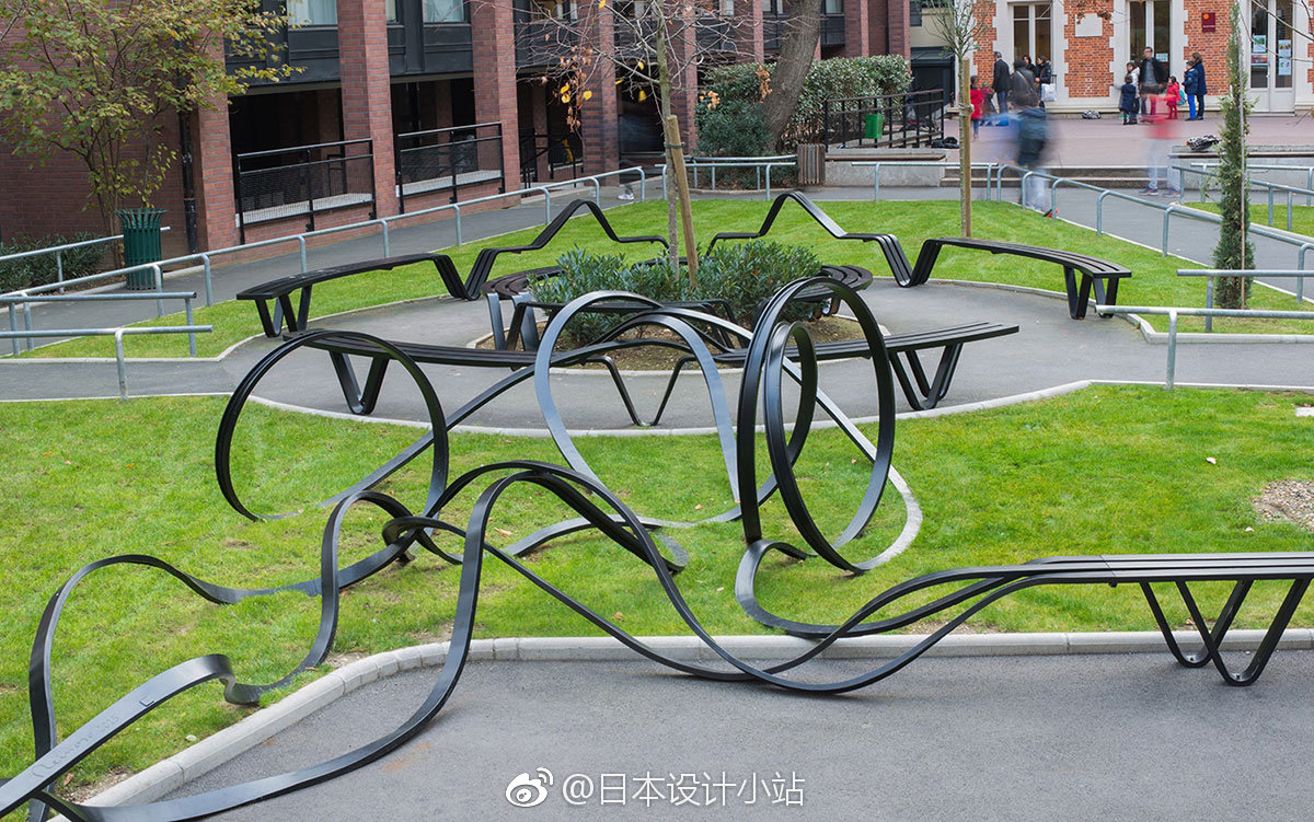 扭曲的公共座椅