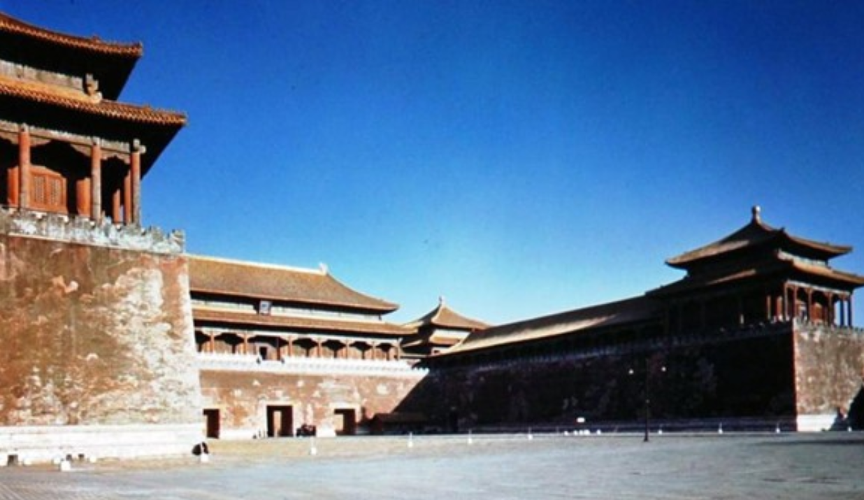 附近是大清门,现在称中华门.明清时期这扇大门非比寻常,平时不能打开.