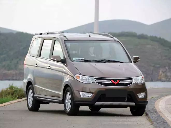 当我开着保时捷在高速路上被一辆五菱宏光超车时我在想什么