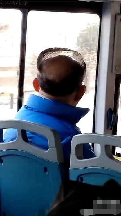 抖音公交现最潮大爷,独特发型吸晴,网友:最强空气刘海