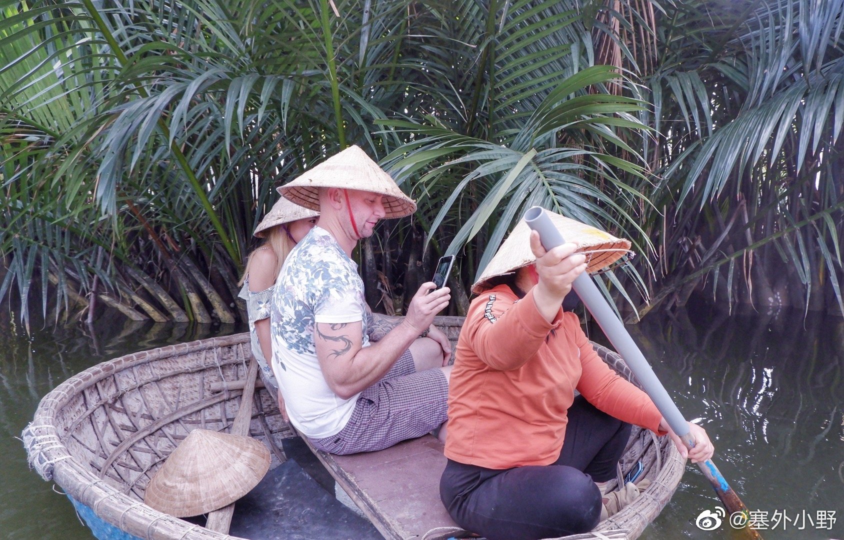 越南簸箕船是民间发明的一种形状似碗的圆形竹船,又名簸箕船