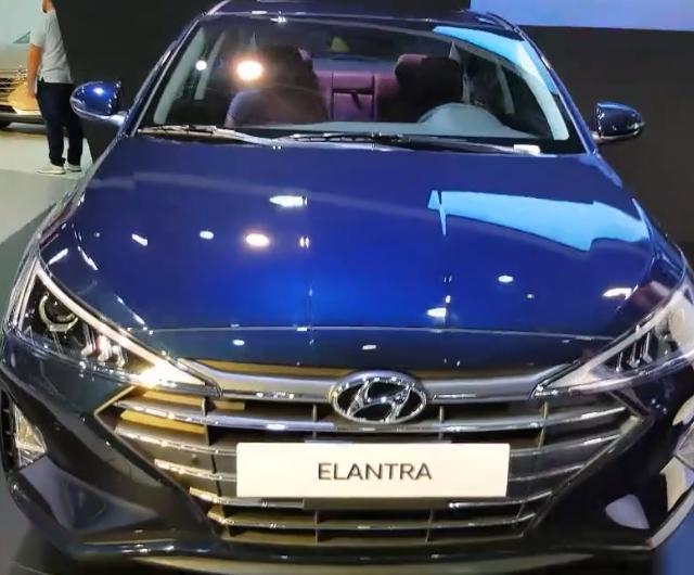 全新19款现代伊兰特再度亮相!蓝色车身很年轻 轴距2700mm配1.4t