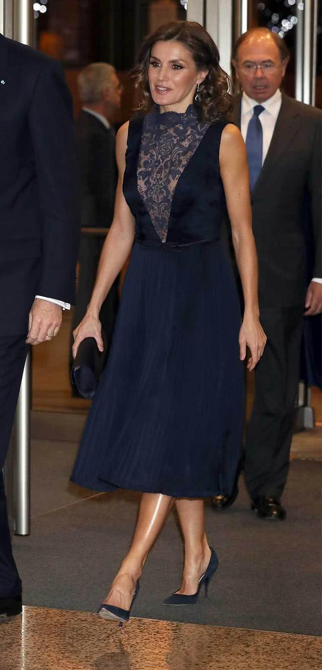 西班牙王后终于不再低调,穿黑色吊带裙秀"纸片腰",发型更惊艳