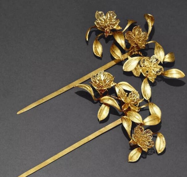 1、明 金银琉璃珐琅器 掐丝镶玉嵌宝金簪 2、清 红宝石点翠穿珠花 3|穿珠|金簪|珐琅器|镶玉|点翠_新浪新闻