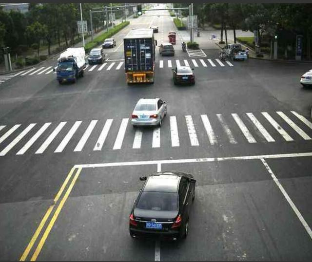 前车出故障,后车实线变道算违章吗?交警:再强调一次