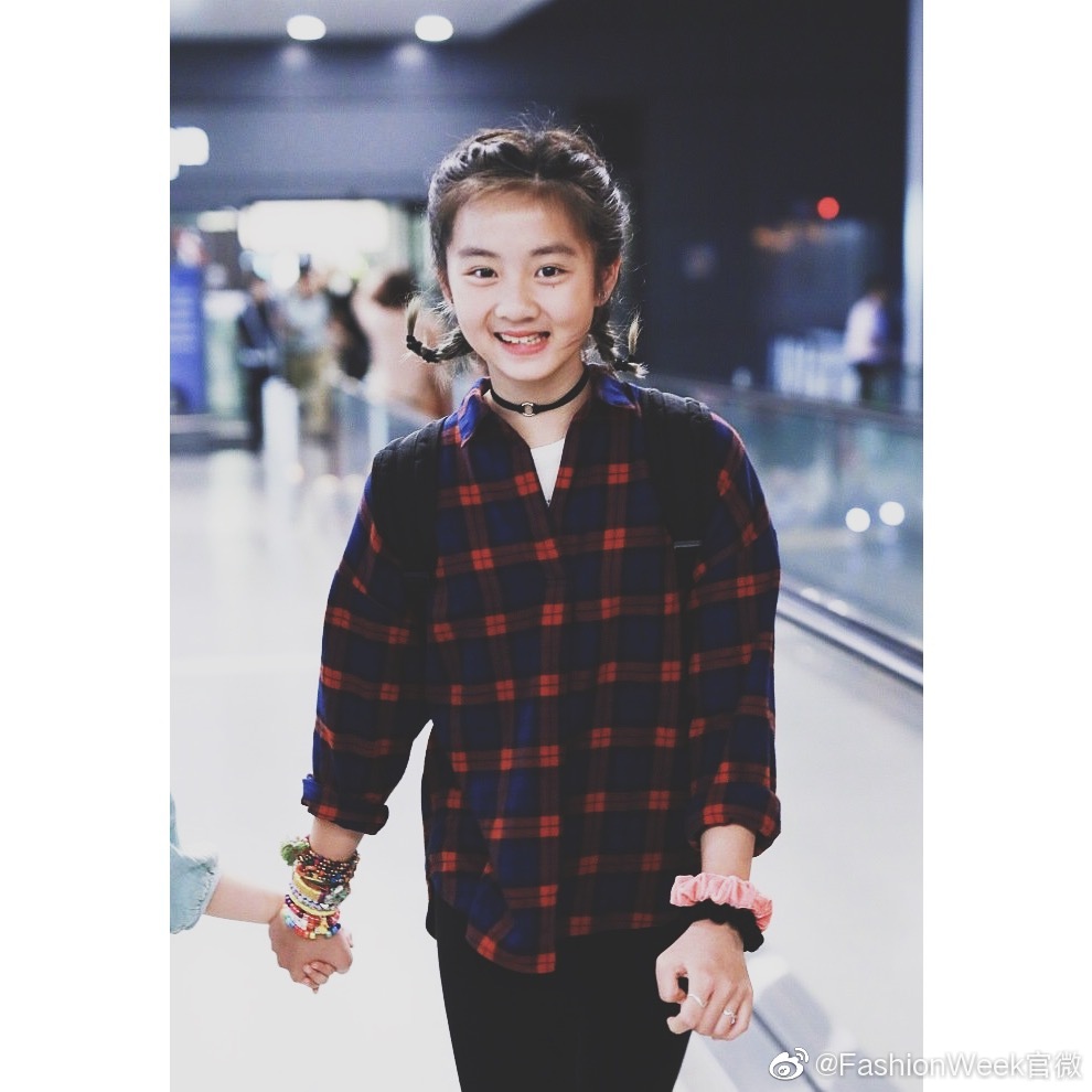 黄忆慈 | 13岁的多多现身机场,梳着蝎尾辫俏皮可爱,身材高挑