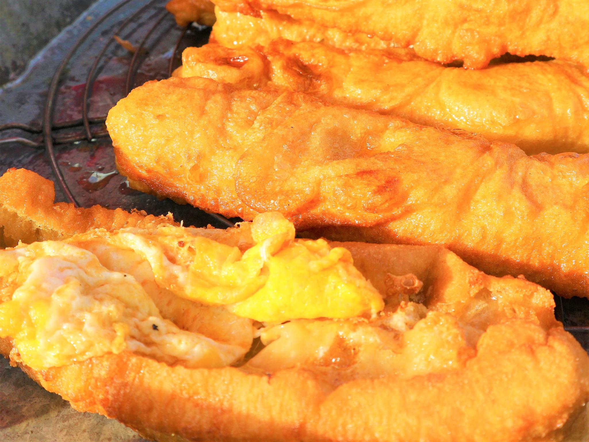 说,这个时间段吃早餐的村民特别多,他们夫妻分工明确,他负责炸油炸馍