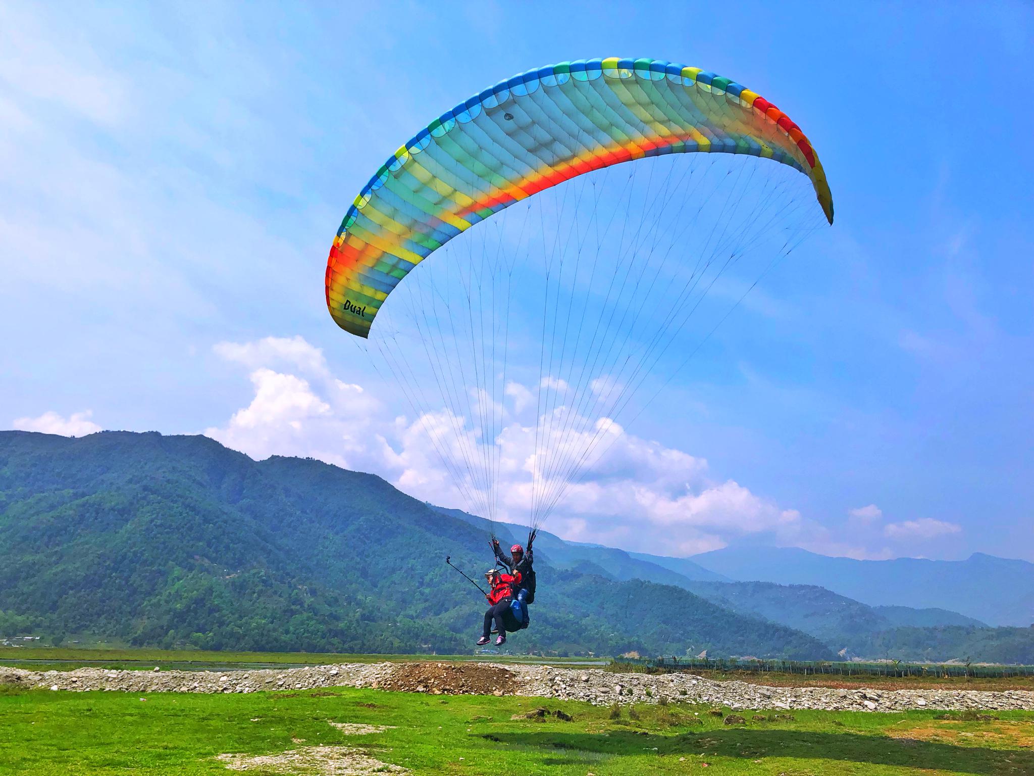 博卡拉,是尼泊尔著名的徒步天堂,包括滑翔伞,爬山,游湖等