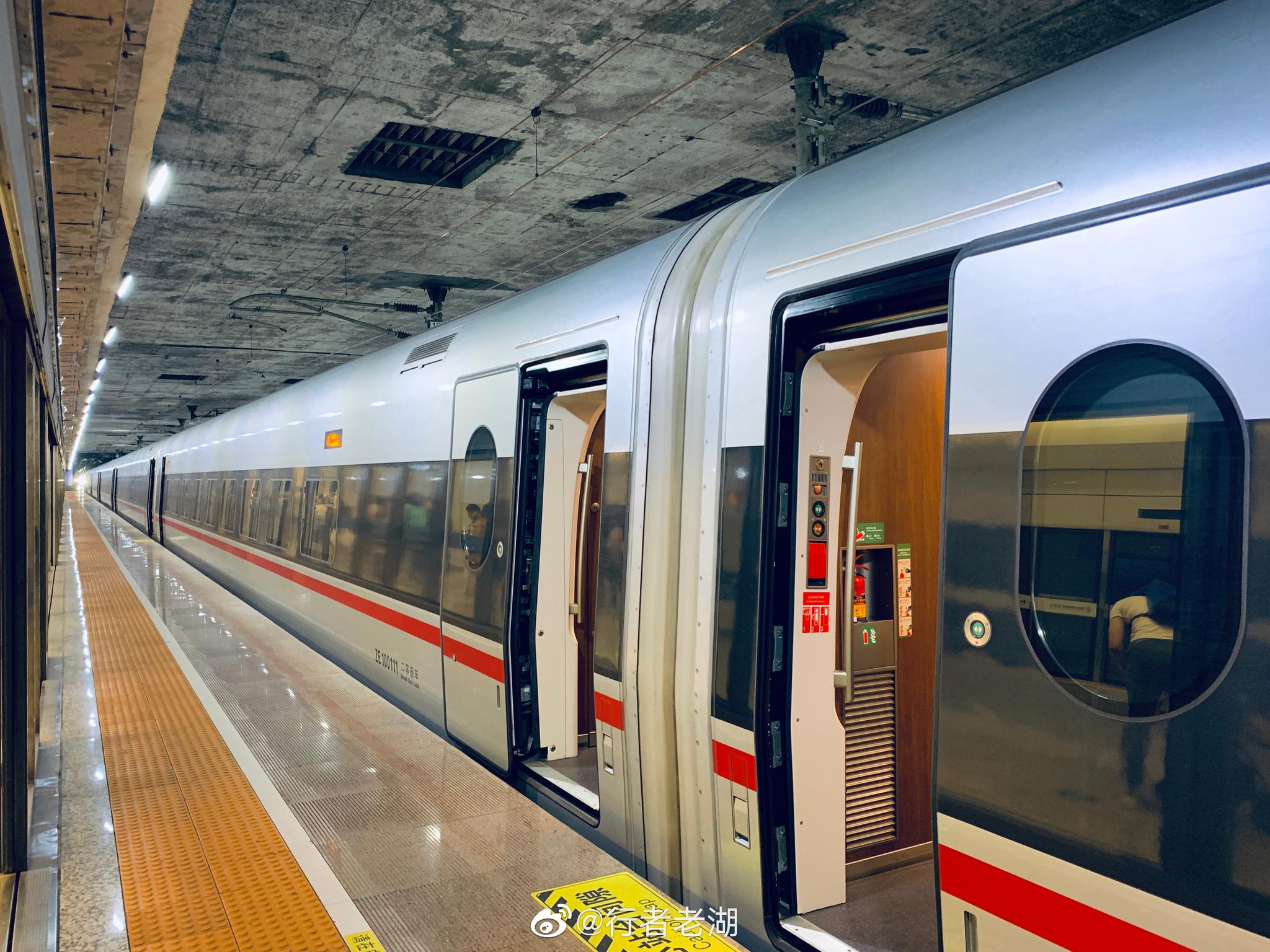 从香港西九龙站坐高铁到福田站，14分钟就到了