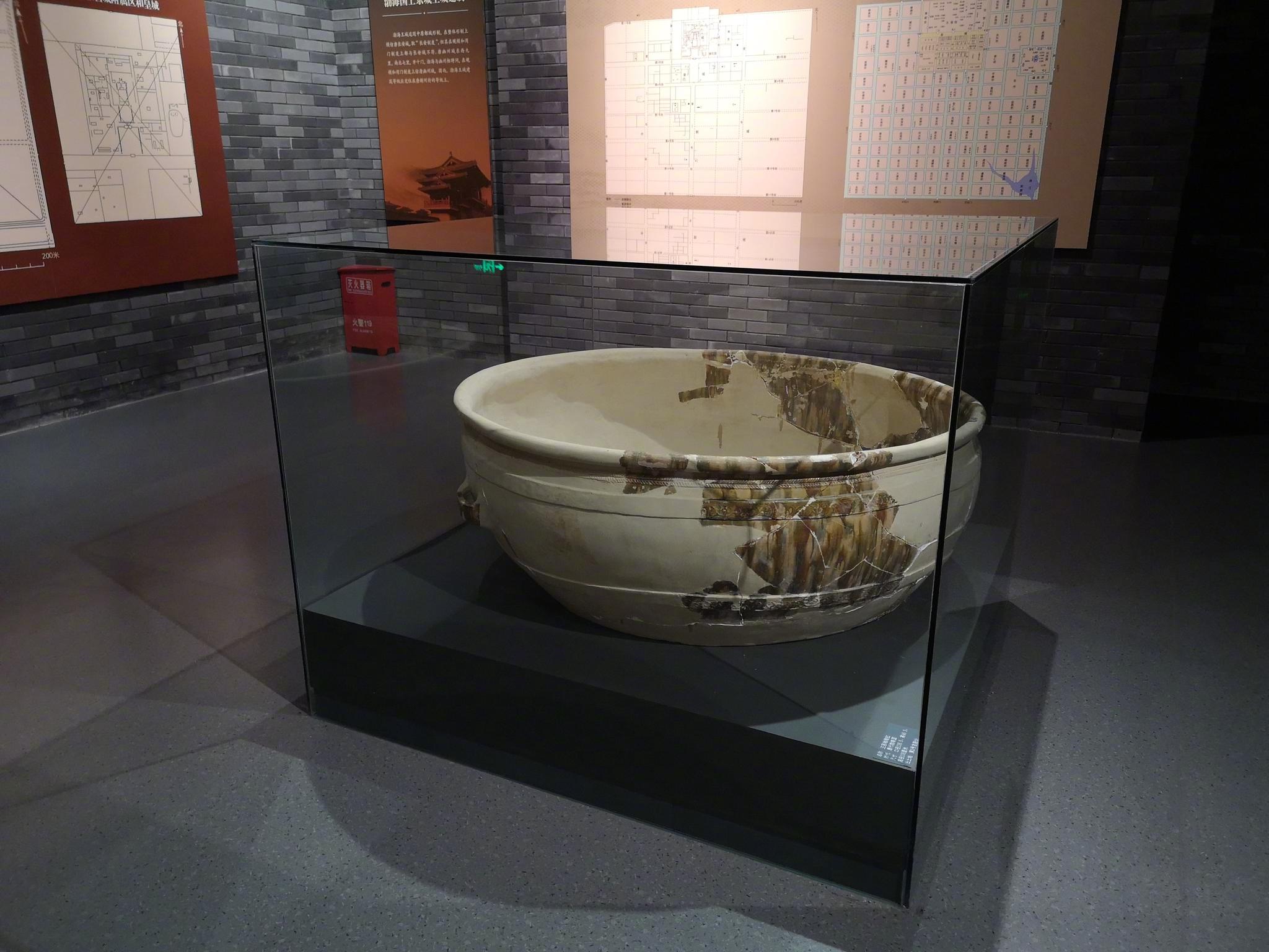 唐代渤海国的三彩釉陶缸口径139米高46厘米