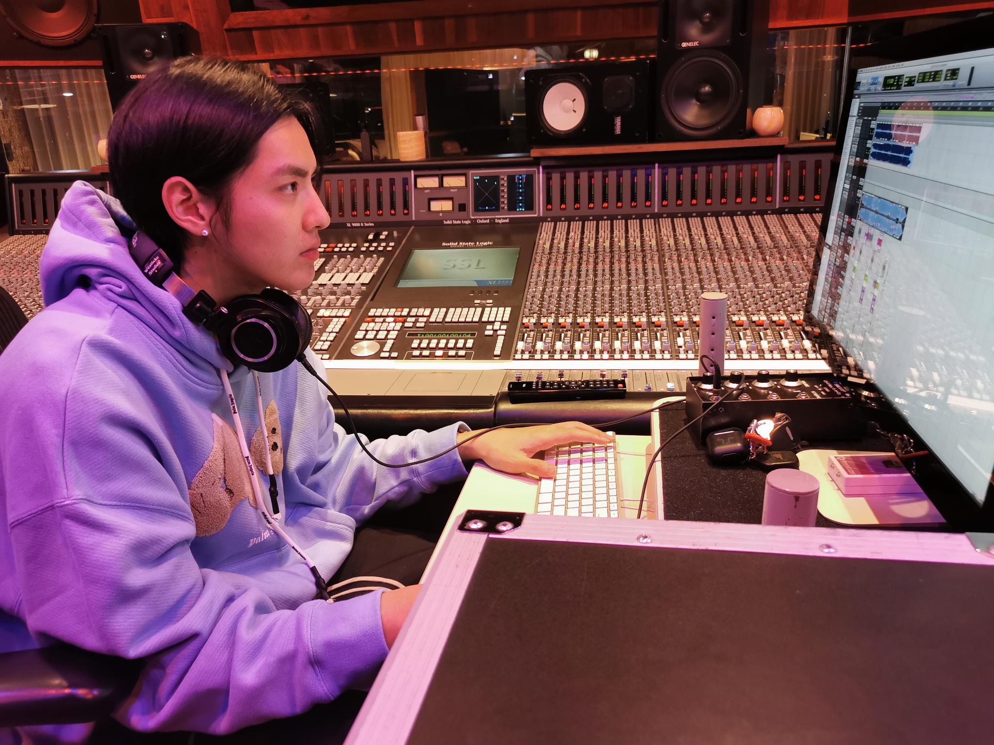 吴亦凡录音棚  吴亦凡工作室更博最近都"住"在录音棚里的音乐凡,认真