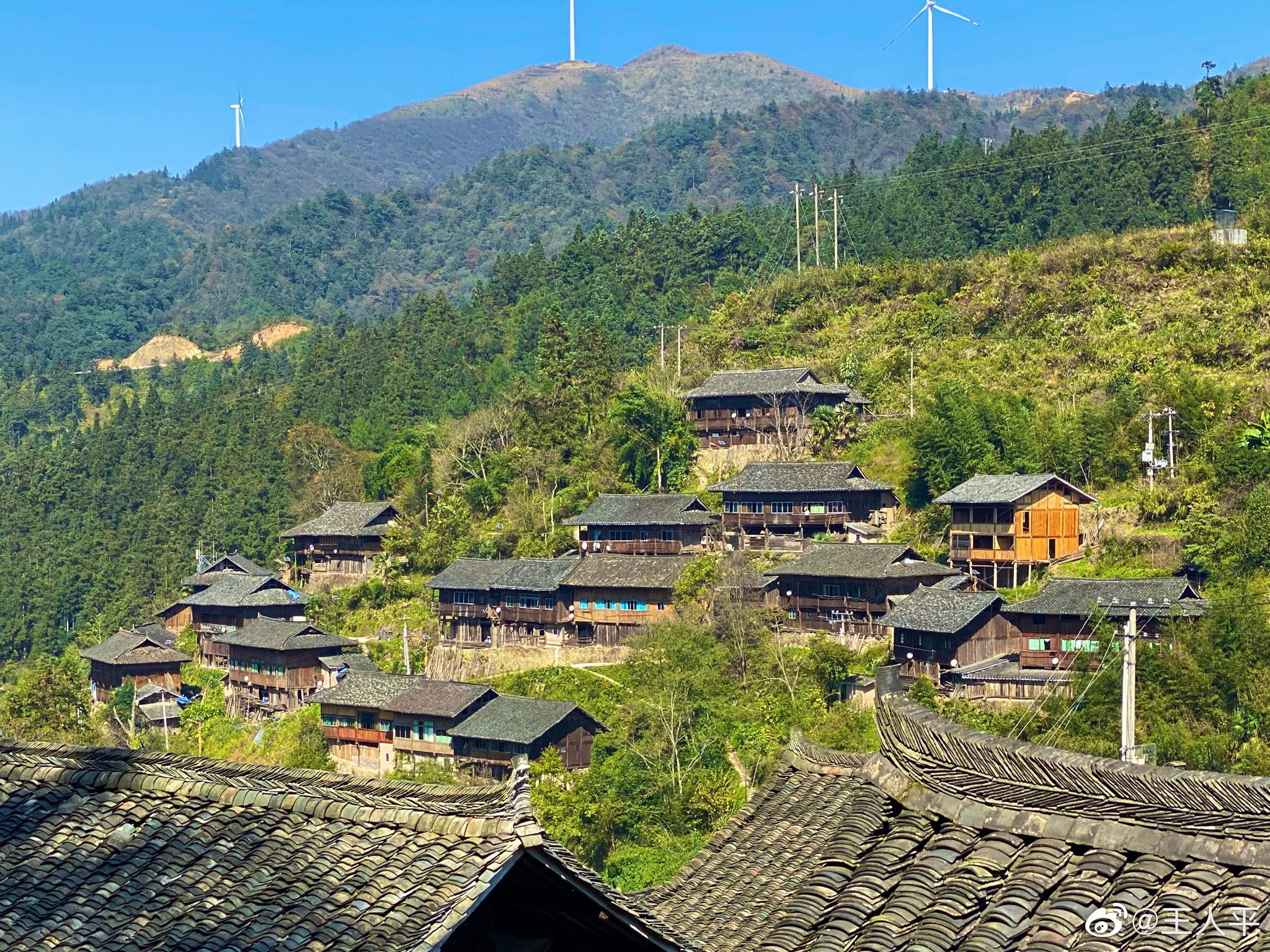 红阳苗寨地处黔东南苗族侗族自治州台江县东南部,海拔1000余米