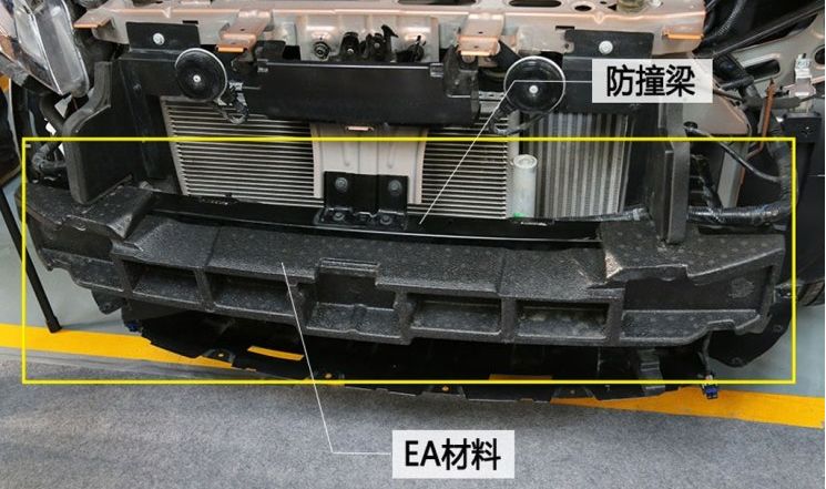为什么汽车保险杠一碰就碎?老司机说出真相,车主:误会了几十年
