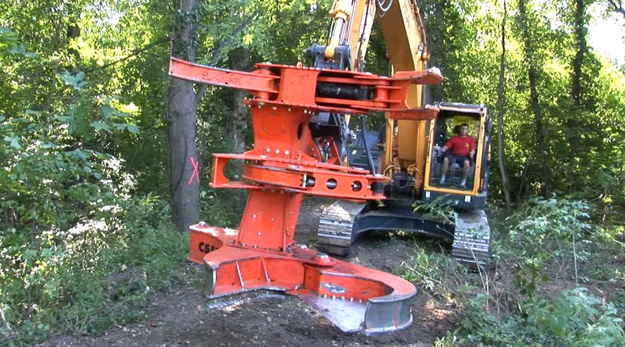 奥地利公司推出了一辆全自动伐木机