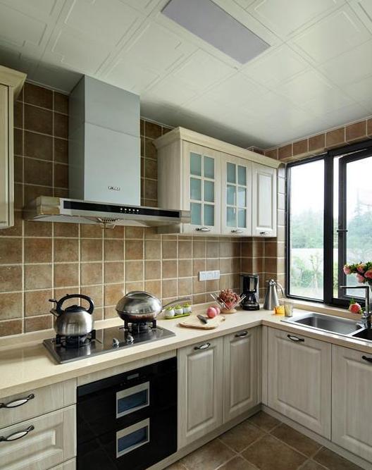 厨房装修先装吊顶还是先装橱柜呢?家里完工就知道了,看完再装