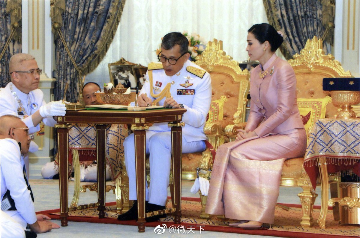 泰国新王后苏蒂达前空姐传播学学士女将军