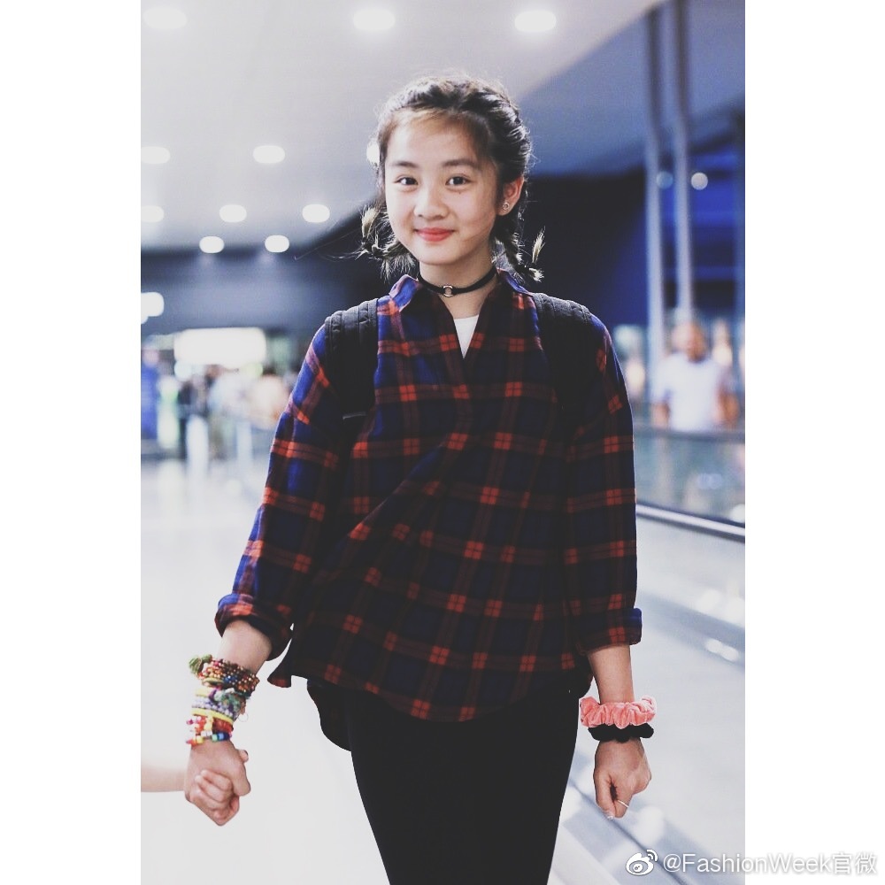 黄忆慈 | 13岁的多多现身机场,梳着蝎尾辫俏皮可爱,身材高挑
