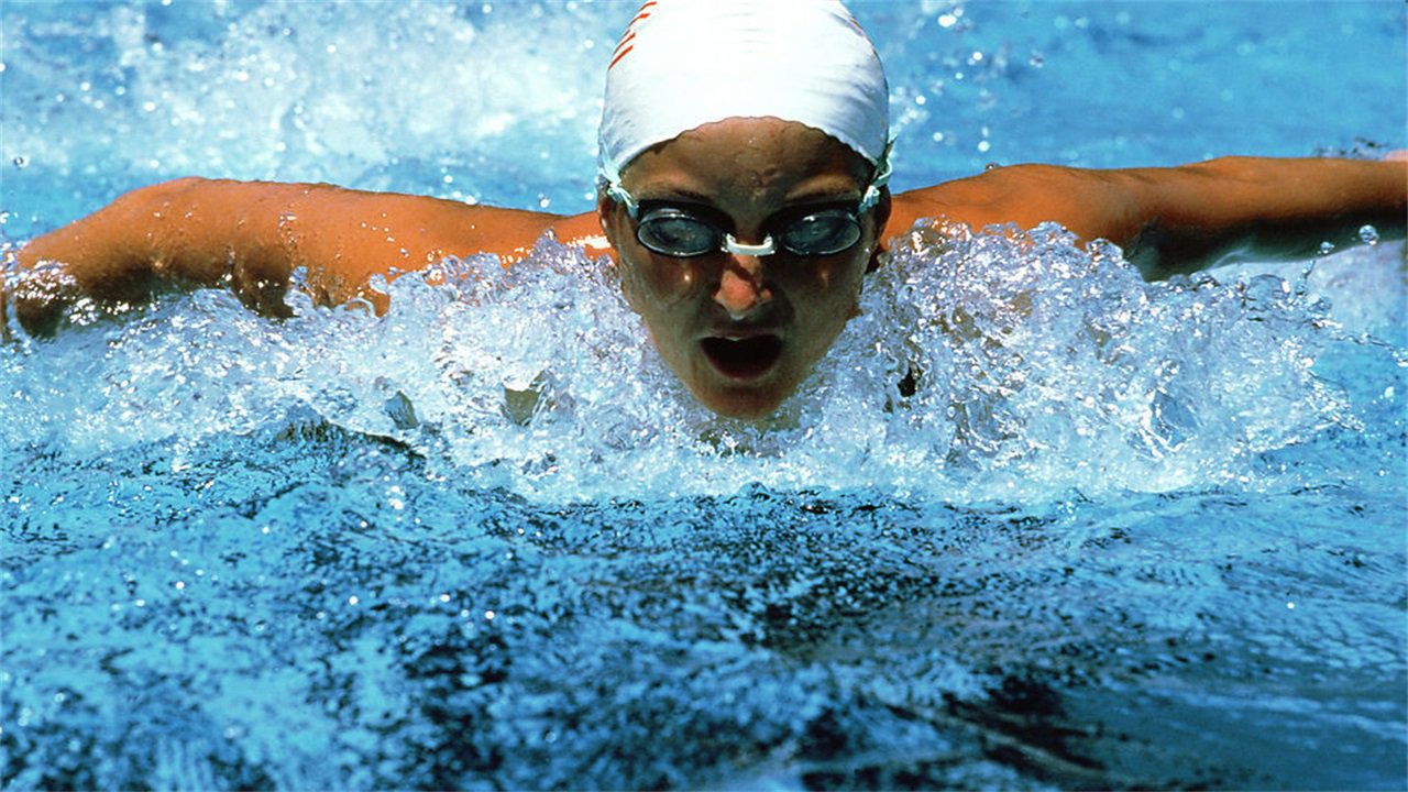 在水里游泳真的可以睁开眼睛吗?为什么有人做不到?答案很简单