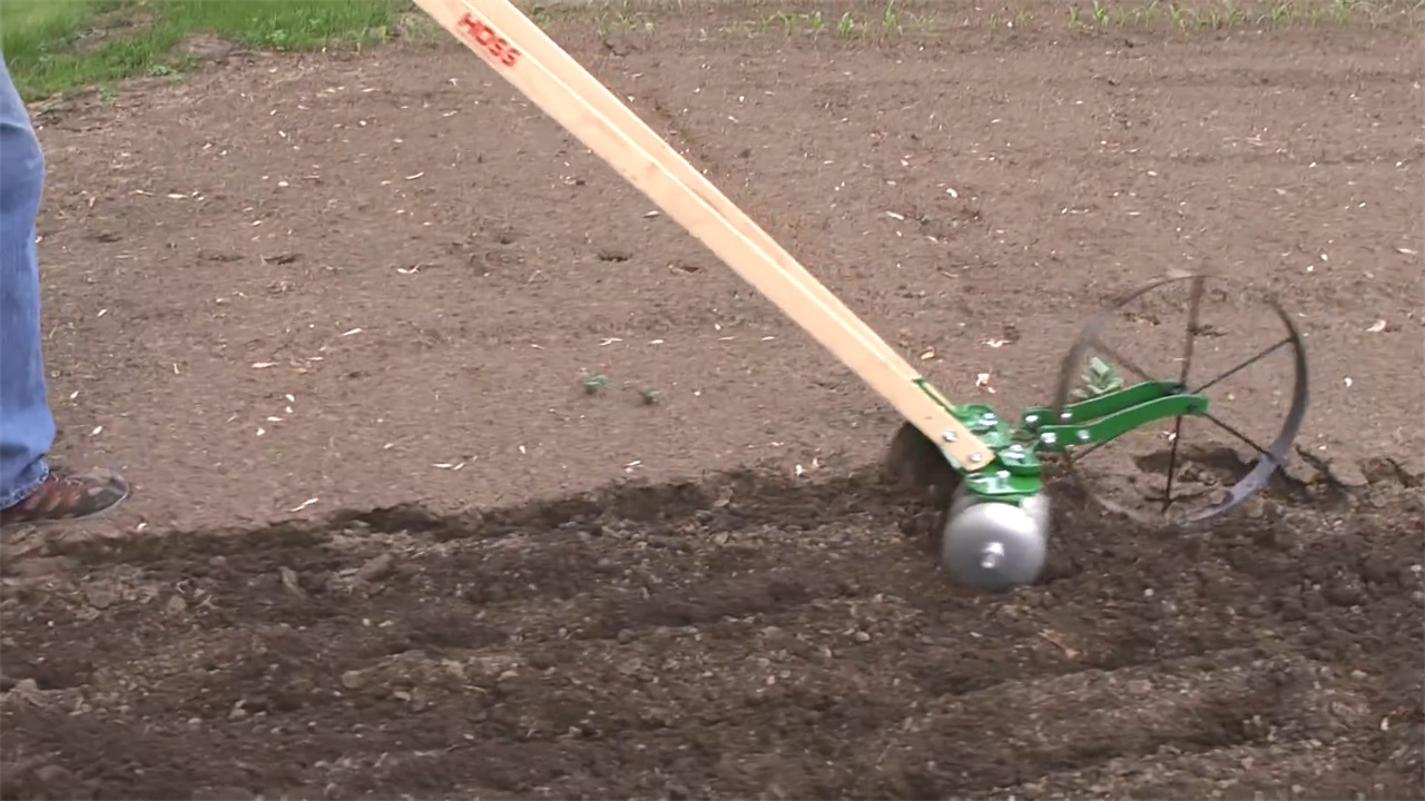 外国60岁大叔自制钢片犁地机一天工作8亩地100元造一个