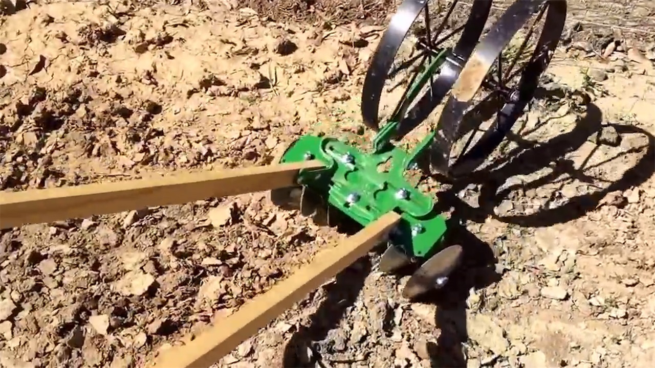 外国60岁大叔自制钢片犁地机一天工作8亩地100元造一个