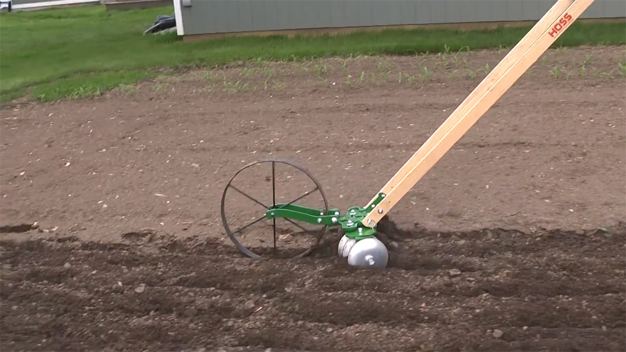 外国60岁大叔自制钢片犁地机一天工作8亩地100元造一个