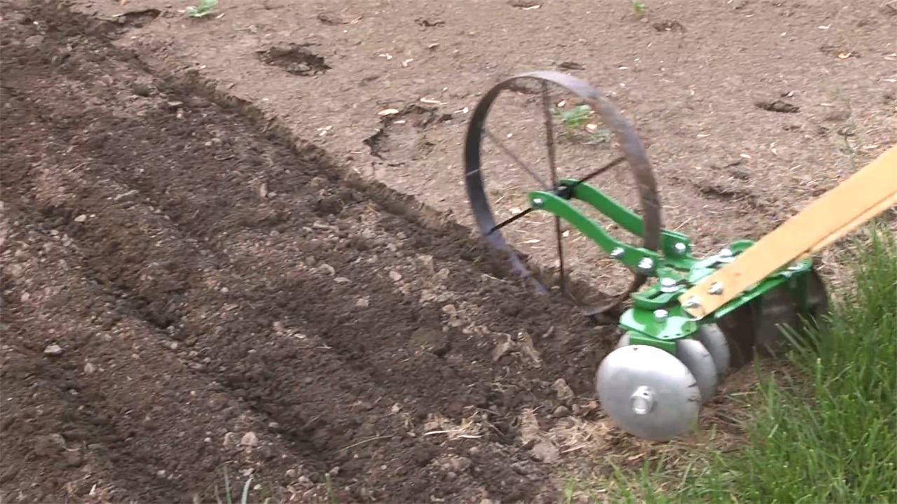 外国60岁大叔自制钢片犁地机一天工作8亩地100元造一个