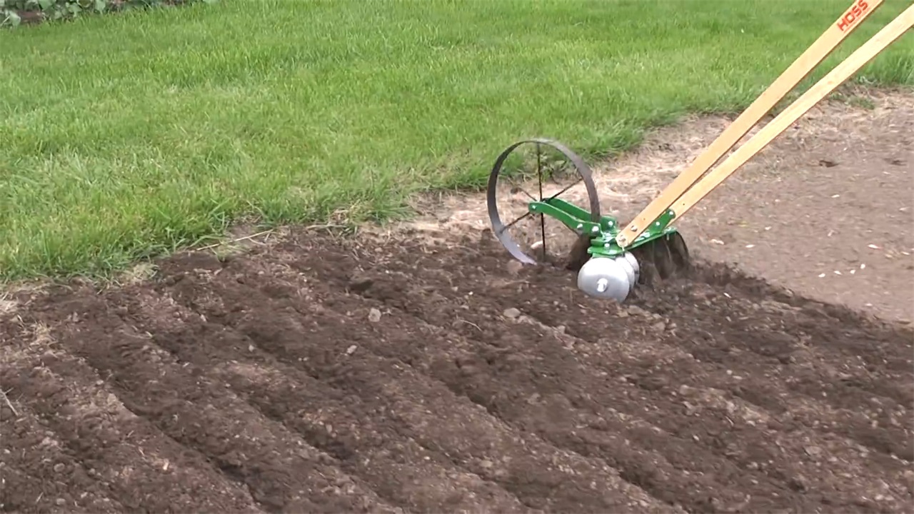 外国60岁大叔自制钢片犁地机一天工作8亩地100元造一个