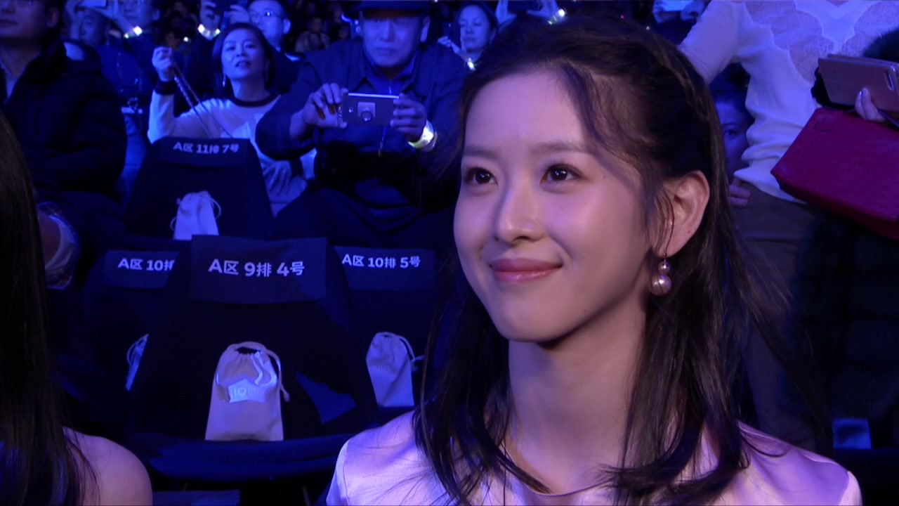 章泽天刘强东有重磅新闻要发布?前排小板凳坐等吃瓜