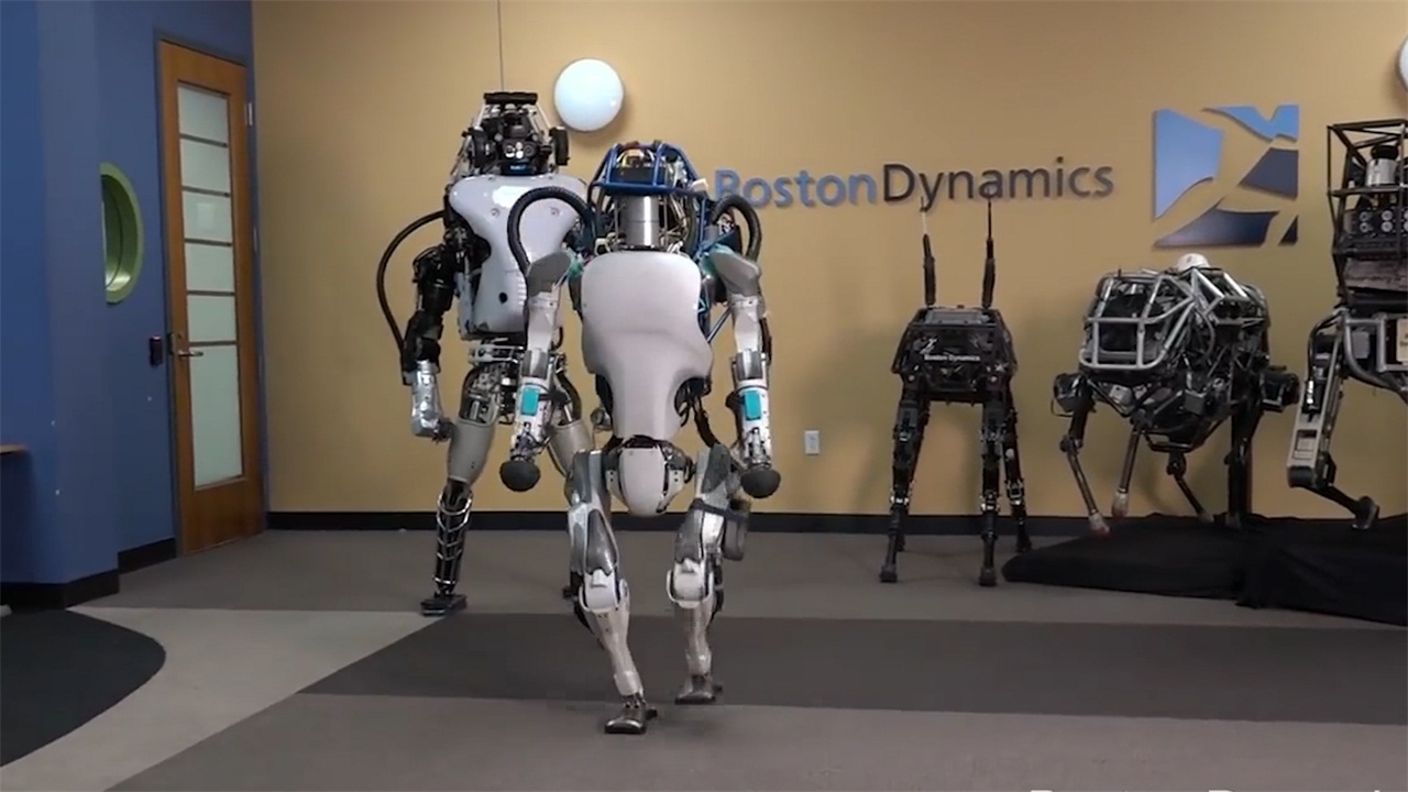 美国研发灵活机器人,可以完成各种跳跃动作,后空翻都可以!