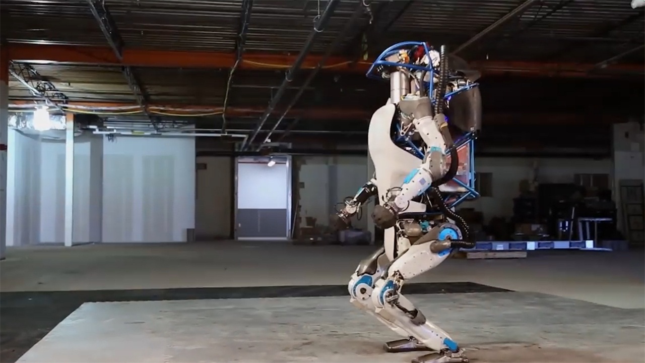 美国研发灵活机器人,可以完成各种跳跃动作,后空翻都可以!