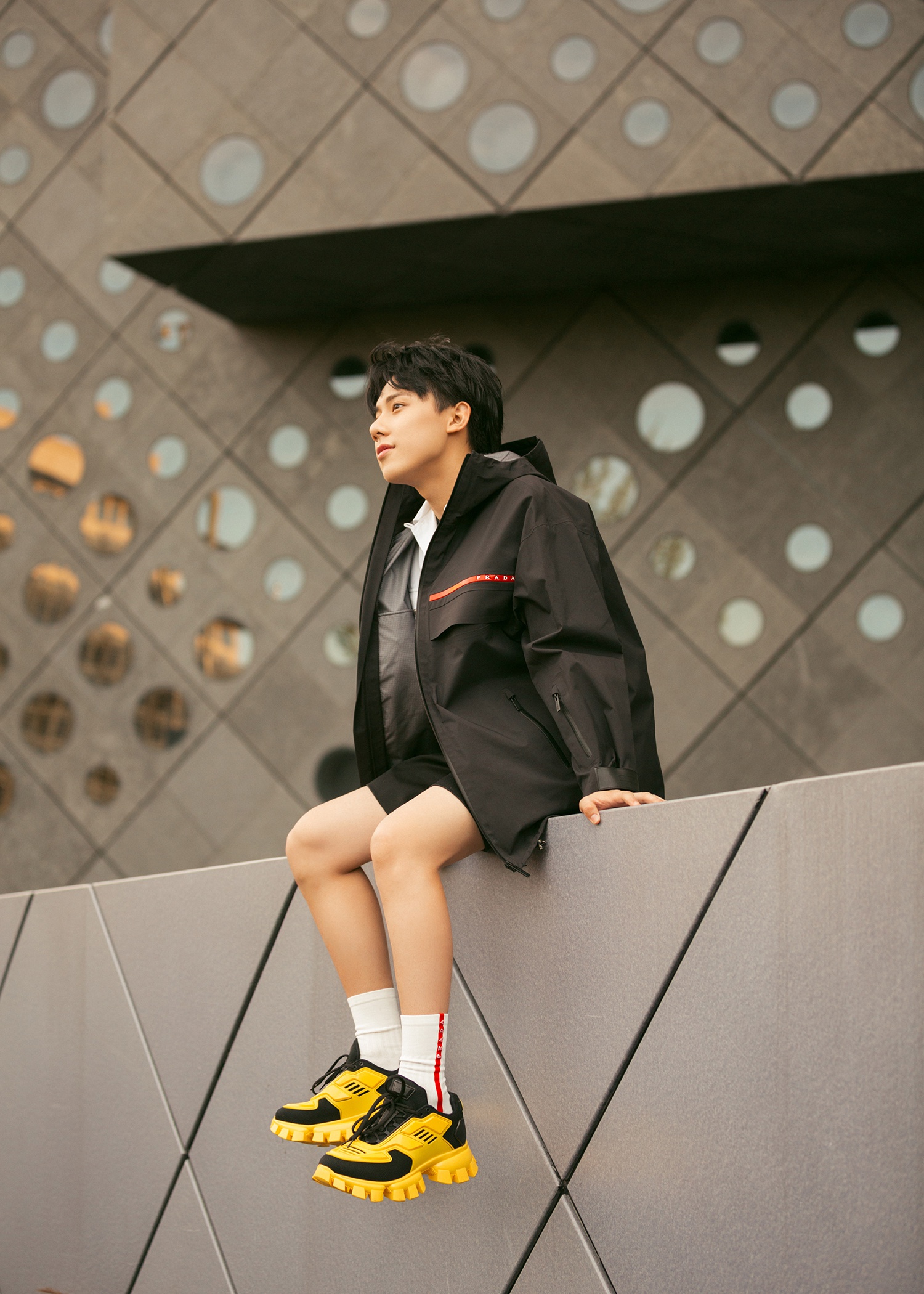 周奇2000 身着prada linea rossa系列搭配尼龙单肩包