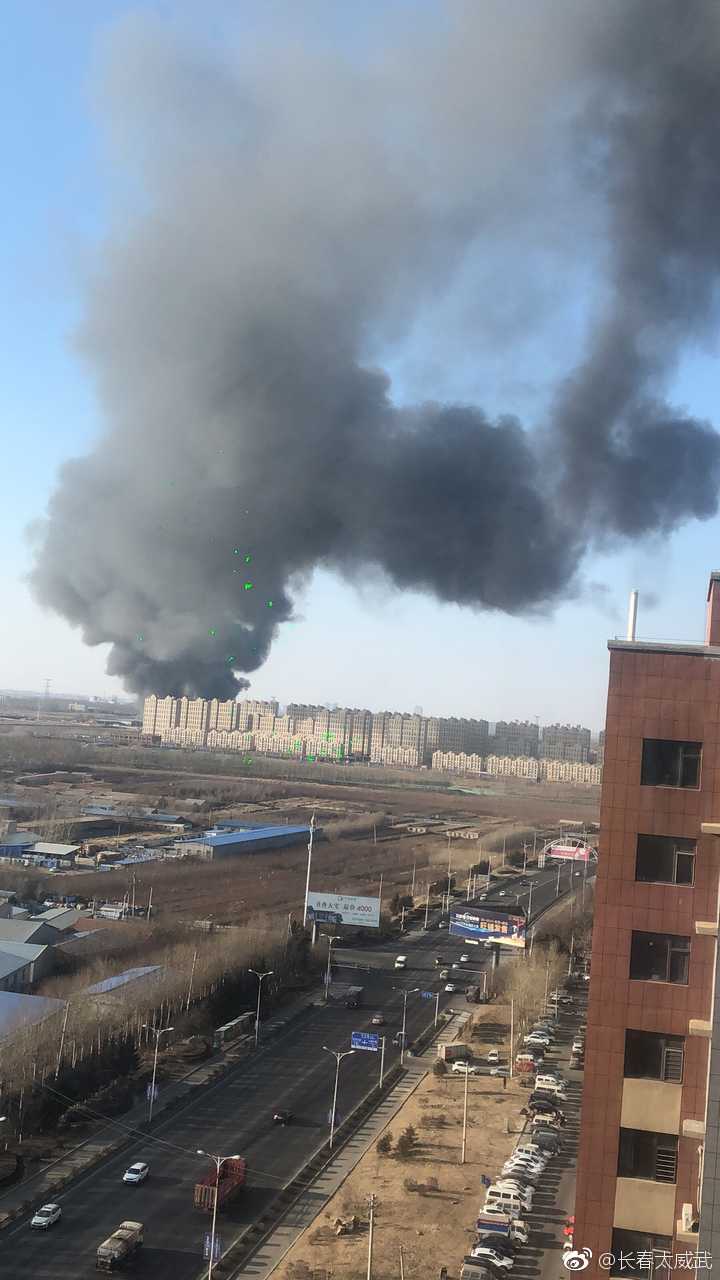 长春市万龙银河城发生火灾,现场浓烟滚滚.